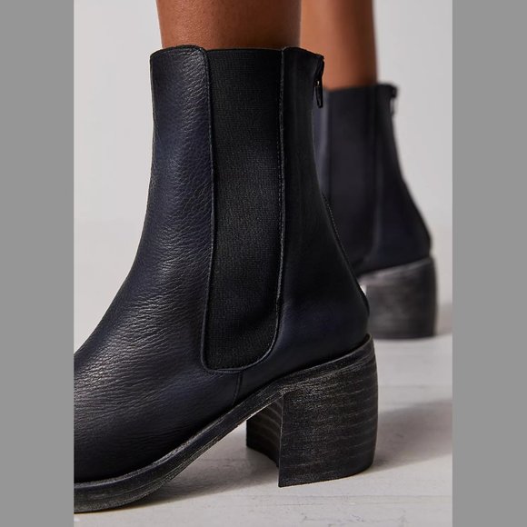 Free People Shoes - EUC Free People Essential Chelsea Boots - Black